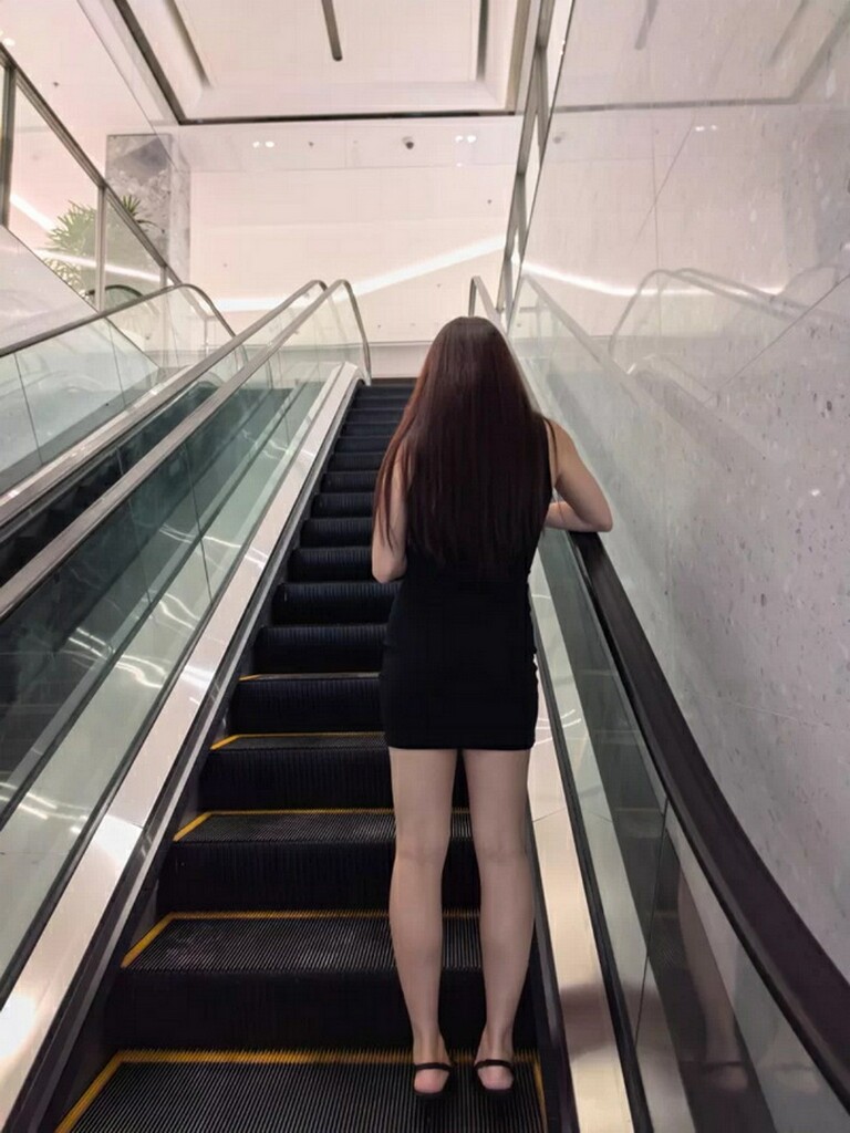 OL美女露乳掰穴自拍 [10P]